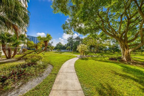 Condo in Hollywood, Florida, 1 bedroom  № 1814013 - photo 25