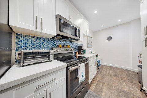 Condo in Hollywood, Florida, 1 bedroom  № 1814013 - photo 9