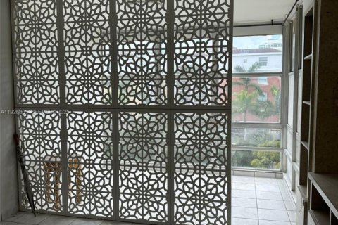 Снять в аренду кондоминиум в Санни-Айлс-Бич, Флорида 1 спальня, 50.72м2, № 2034588 - фото 2