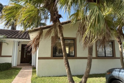House in Miami, Florida 4 bedrooms, 154.5 sq.m. № 2274157 - photo 2