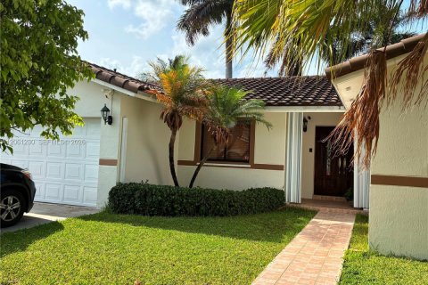 House in Miami, Florida 4 bedrooms, 154.5 sq.m. № 2274157