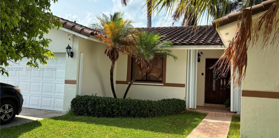 House in Miami, Florida 4 bedrooms, 154.5 sq.m. № 2274157