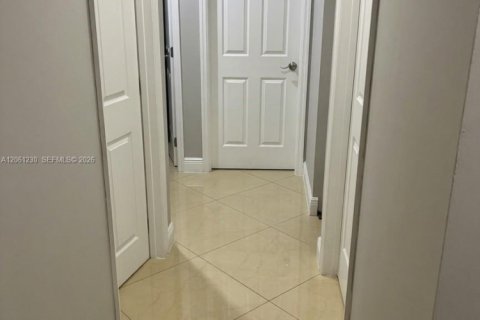 House in Miami, Florida 4 bedrooms, 154.5 sq.m. № 2274157 - photo 15