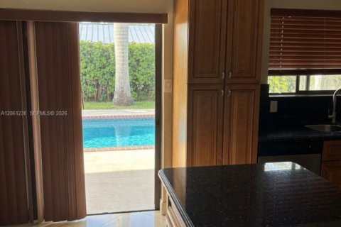 House in Miami, Florida 4 bedrooms, 154.5 sq.m. № 2274157 - photo 7