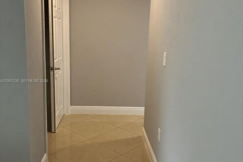 House in Miami, Florida 4 bedrooms, 154.5 sq.m. № 2274157 - photo 16