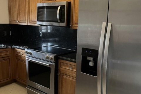 House in Miami, Florida 4 bedrooms, 154.5 sq.m. № 2274157 - photo 8