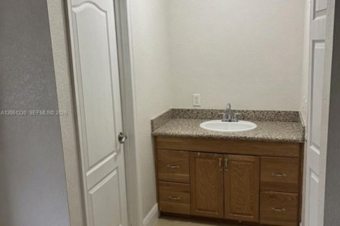 House in Miami, Florida 4 bedrooms, 154.5 sq.m. № 2274157 - photo 13