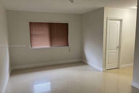 House in Miami, Florida 4 bedrooms, 154.5 sq.m. № 2274157 - photo 14