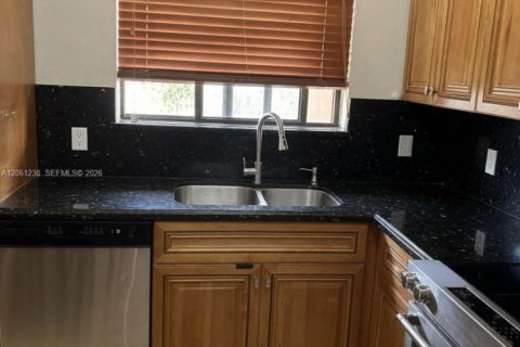 House in Miami, Florida 4 bedrooms, 154.5 sq.m. № 2274157 - photo 9