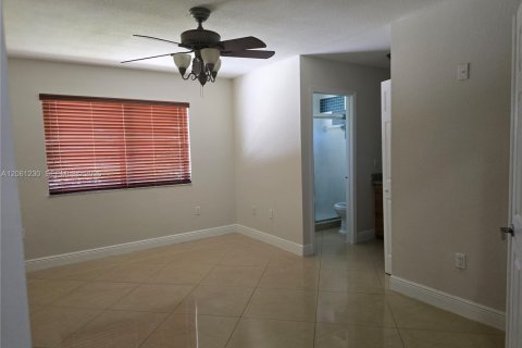 House in Miami, Florida 4 bedrooms, 154.5 sq.m. № 2274157 - photo 17