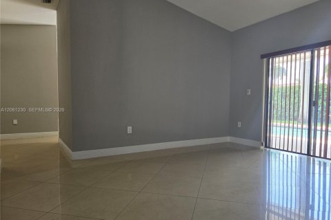 House in Miami, Florida 4 bedrooms, 154.5 sq.m. № 2274157 - photo 5