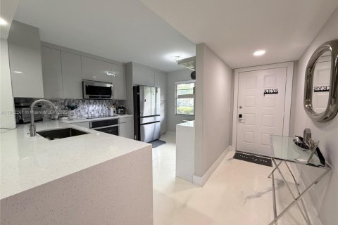 Copropriété à vendre à Pembroke Pines, Floride: 2 chambres, 110.74 m2 № 1966817 - photo 1