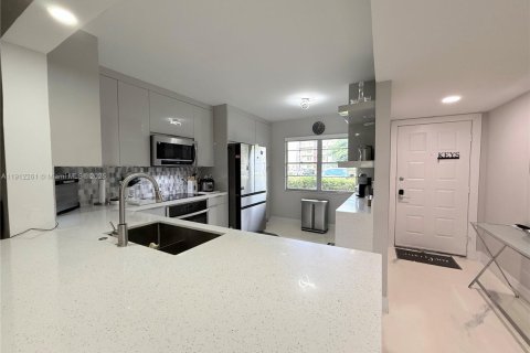 Copropriété à vendre à Pembroke Pines, Floride: 2 chambres, 110.74 m2 № 1966817 - photo 6