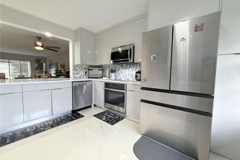 Copropriété à vendre à Pembroke Pines, Floride: 2 chambres, 110.74 m2 № 1966817 - photo 9
