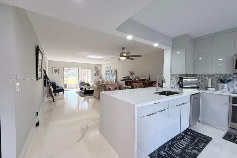 Copropriété à vendre à Pembroke Pines, Floride: 2 chambres, 110.74 m2 № 1966817 - photo 2