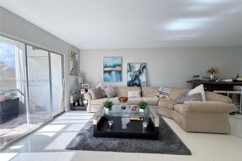 Copropriété à vendre à Pembroke Pines, Floride: 2 chambres, 110.74 m2 № 1966817 - photo 14