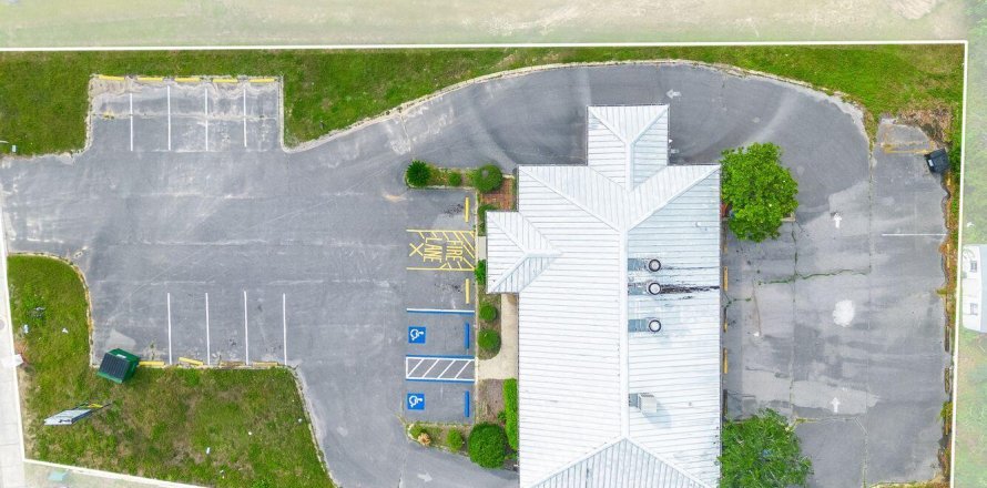 Commercial property in De Funiak Springs, Florida № 562227