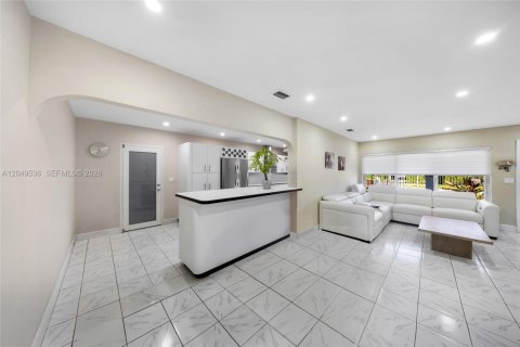 House in Hialeah, Florida 4 bedrooms, 157.56 sq.m. № 2241520 - photo 8