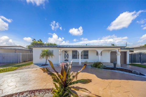 House in Hialeah, Florida 4 bedrooms, 157.56 sq.m. № 2241520
