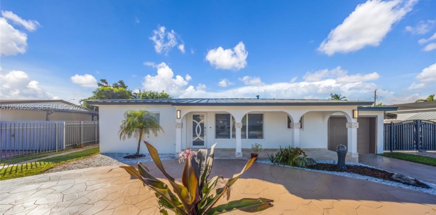 House in Hialeah, Florida 4 bedrooms, 157.56 sq.m. № 2241520