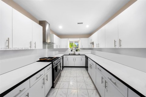 House in Hialeah, Florida 4 bedrooms, 157.56 sq.m. № 2241520 - photo 10