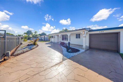 House in Hialeah, Florida 4 bedrooms, 157.56 sq.m. № 2241520 - photo 2
