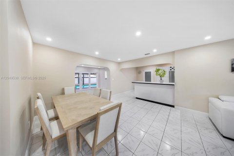 House in Hialeah, Florida 4 bedrooms, 157.56 sq.m. № 2241520 - photo 5