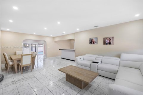 House in Hialeah, Florida 4 bedrooms, 157.56 sq.m. № 2241520 - photo 9