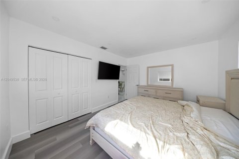 House in Hialeah, Florida 4 bedrooms, 157.56 sq.m. № 2241520 - photo 21