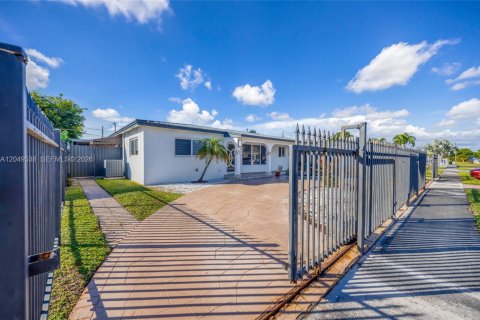House in Hialeah, Florida 4 bedrooms, 157.56 sq.m. № 2241520 - photo 3