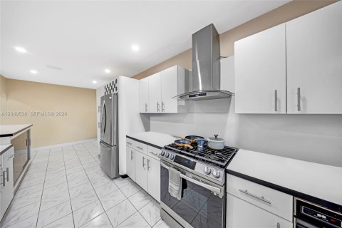 House in Hialeah, Florida 4 bedrooms, 157.56 sq.m. № 2241520 - photo 11