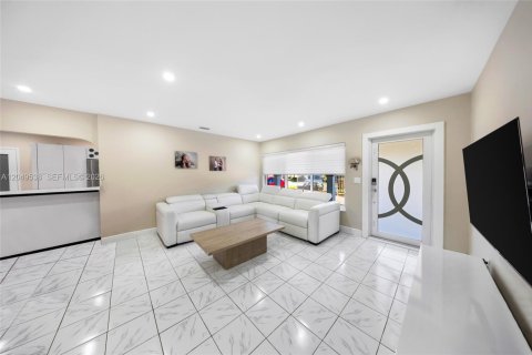 House in Hialeah, Florida 4 bedrooms, 157.56 sq.m. № 2241520 - photo 4