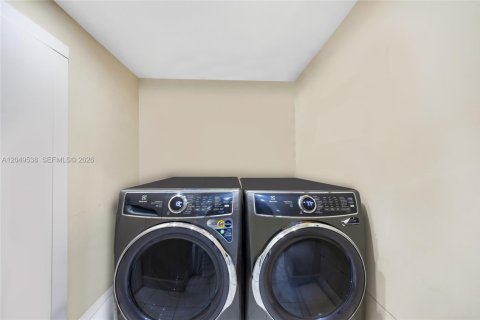 House in Hialeah, Florida 4 bedrooms, 157.56 sq.m. № 2241520 - photo 12