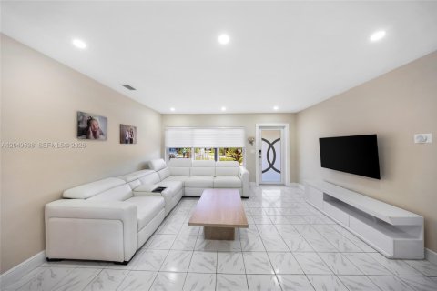 House in Hialeah, Florida 4 bedrooms, 157.56 sq.m. № 2241520 - photo 7