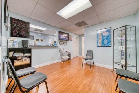 Commercial property in Cutler Bay, Florida № 1868315 - photo 1