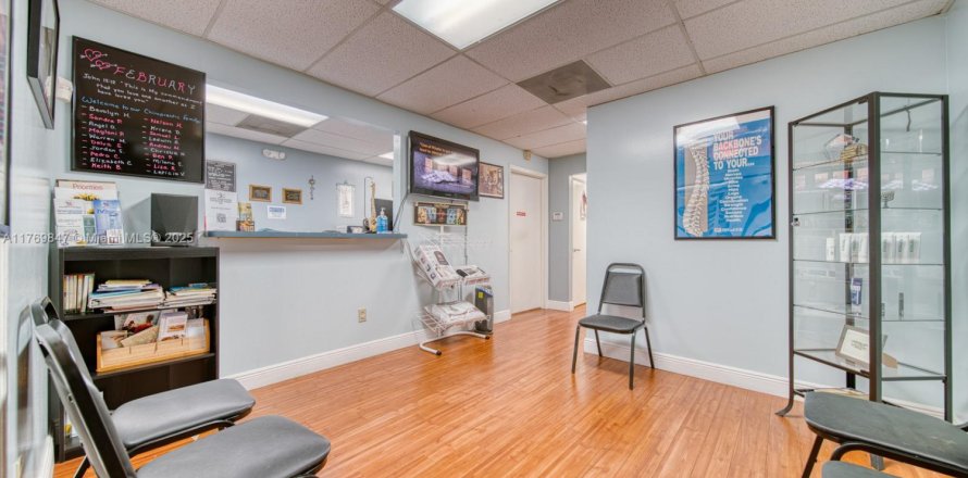Commercial property in Cutler Bay, Florida № 1868315