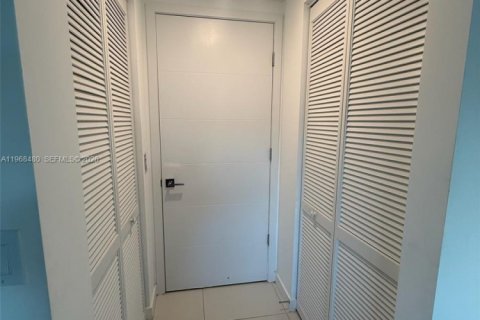 Condo in Doral, Florida, 2 bedrooms  № 2045409 - photo 11