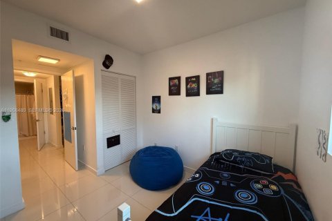 Condo in Doral, Florida, 2 bedrooms  № 2045409 - photo 17