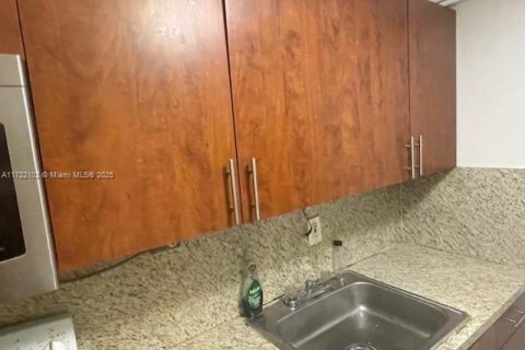 Condominio en venta en Miami Gardens, Florida, 1 dormitorio, 57.6 m2 № 2076817 - foto 3