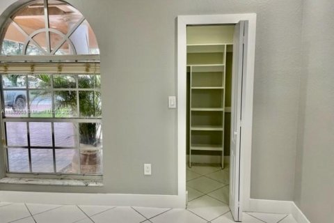 Villa ou maison à louer à Miami, Floride: 5 chambres, 338.91 m2 № 1930932 - photo 17