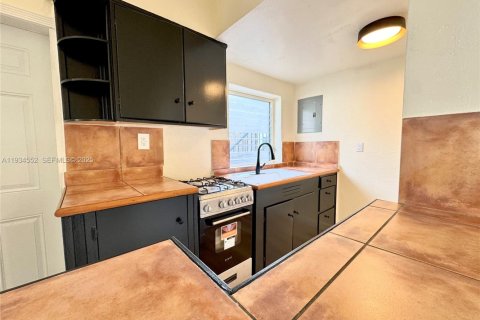 Apartment in North Miami, Florida 1 bedroom, 521.83 sq.m. № 1994475