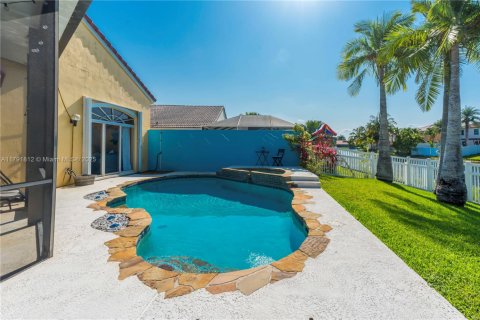 House in Pembroke Pines, Florida 4 bedrooms, 195.47 sq.m. № 1739344 - photo 8