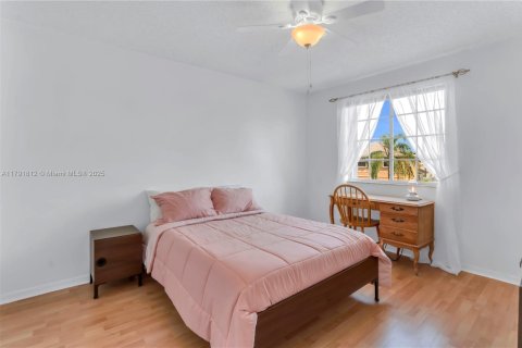 House in Pembroke Pines, Florida 4 bedrooms, 195.47 sq.m. № 1739344 - photo 25