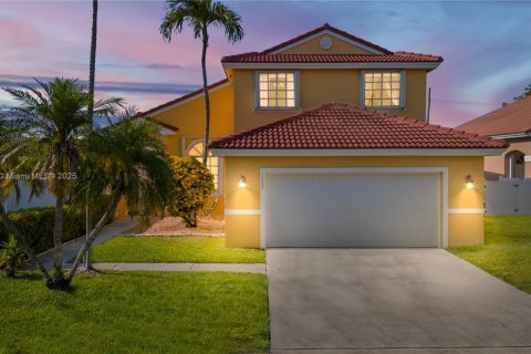 House in Pembroke Pines, Florida 4 bedrooms, 195.47 sq.m. № 1739344 - photo 1
