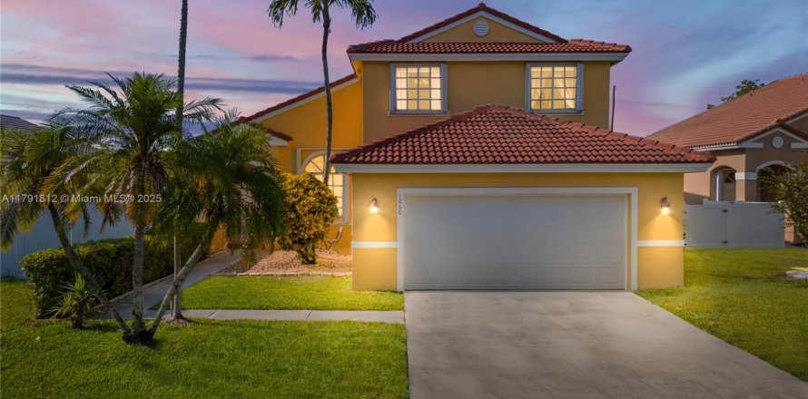House in Pembroke Pines, Florida 4 bedrooms, 195.47 sq.m. № 1739344