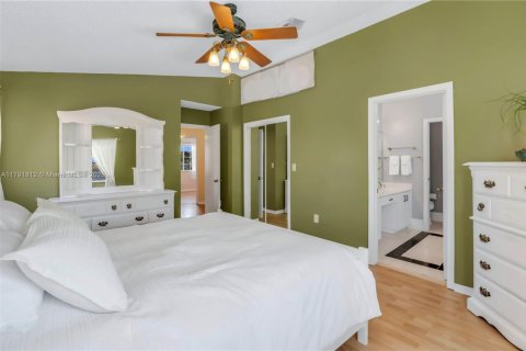House in Pembroke Pines, Florida 4 bedrooms, 195.47 sq.m. № 1739344 - photo 24
