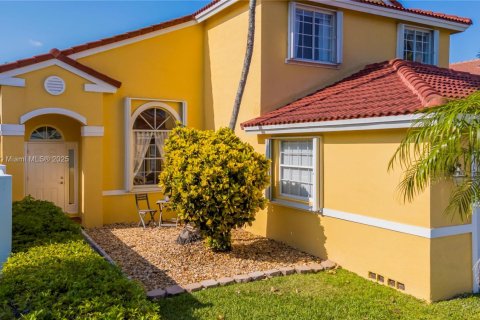 House in Pembroke Pines, Florida 4 bedrooms, 195.47 sq.m. № 1739344 - photo 3