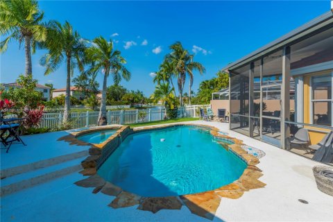 House in Pembroke Pines, Florida 4 bedrooms, 195.47 sq.m. № 1739344 - photo 7
