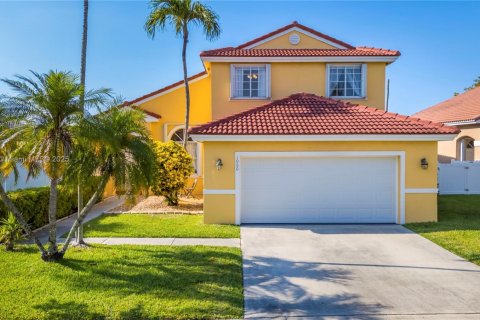 House in Pembroke Pines, Florida 4 bedrooms, 195.47 sq.m. № 1739344 - photo 2