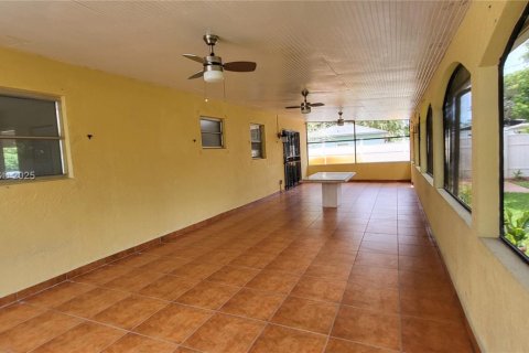 Снять в аренду виллу или дом в Форт-Лодердейл, Флорида 3 спальни, 129.32м2, № 1898351 - фото 13